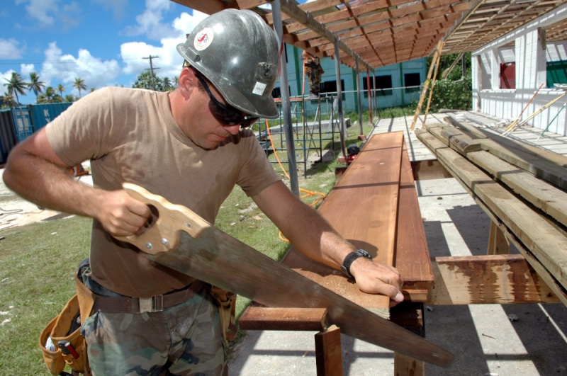 charpentier-BANDOL-min_worker_construction_building_carpenter_male_job_build_helmet-893290